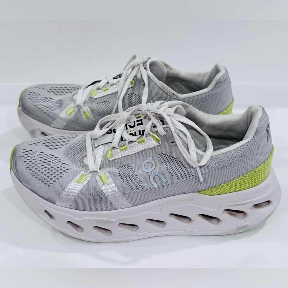 On Running Women’s Cloudeclipse Light Gray And Li… - image 1